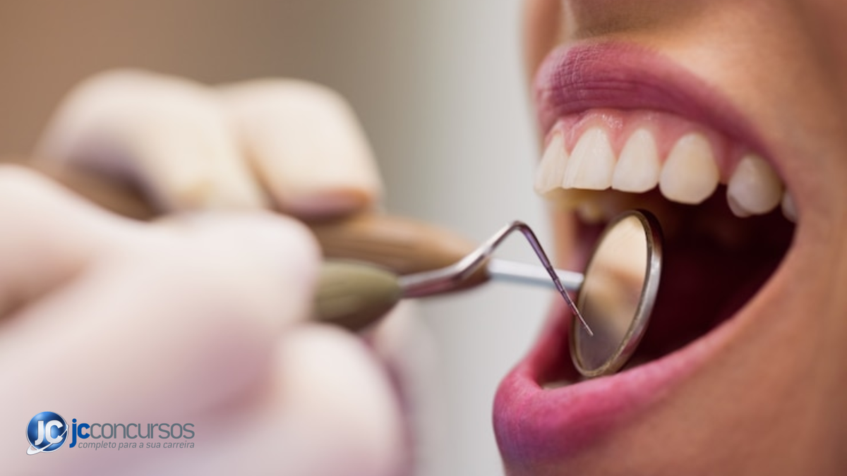 Dentista examinando a boca de uma mulher - Freepik