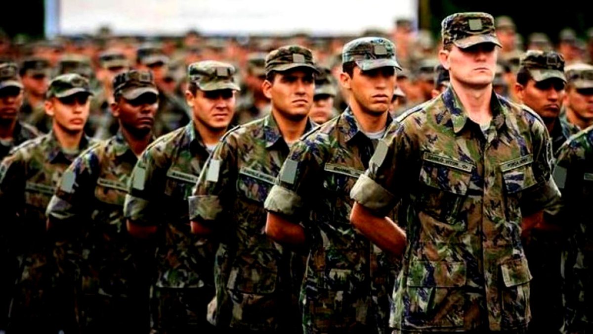 Alistamento militar obrigatório: soldados do Exército em formação