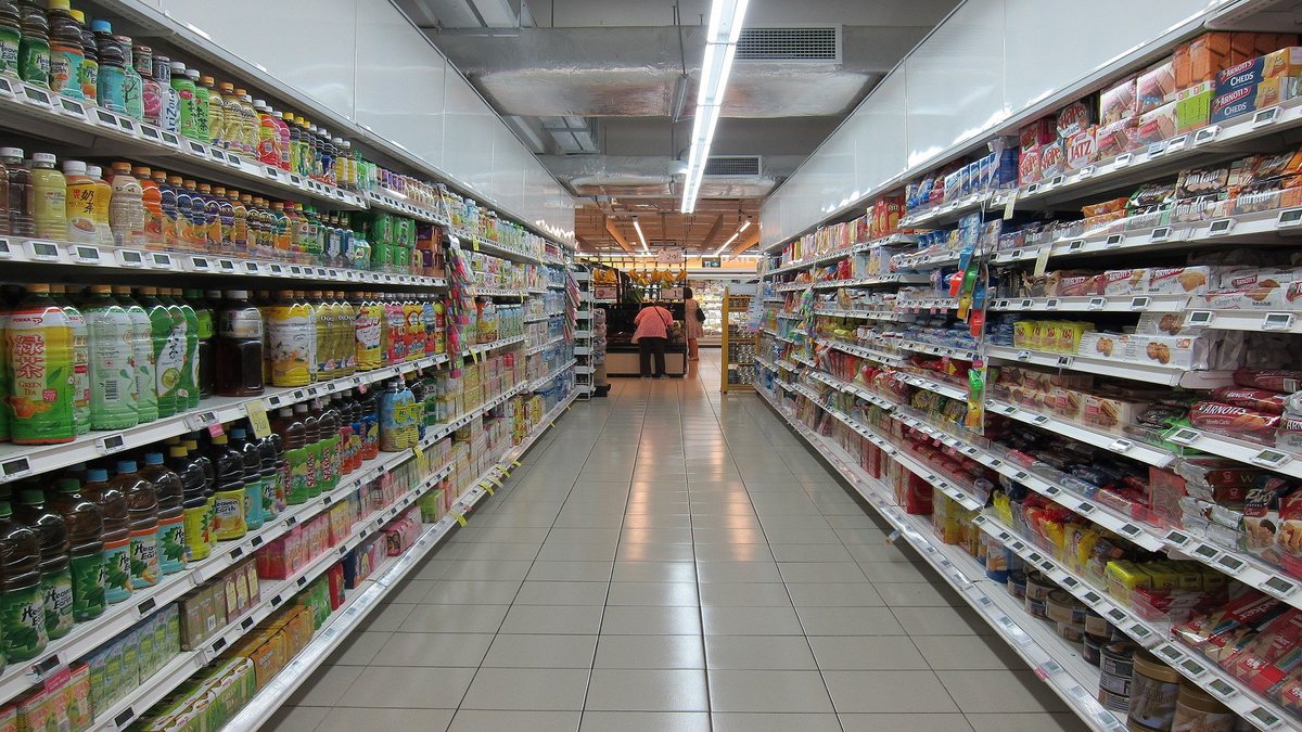 Imagem de um corredor de um supermercado