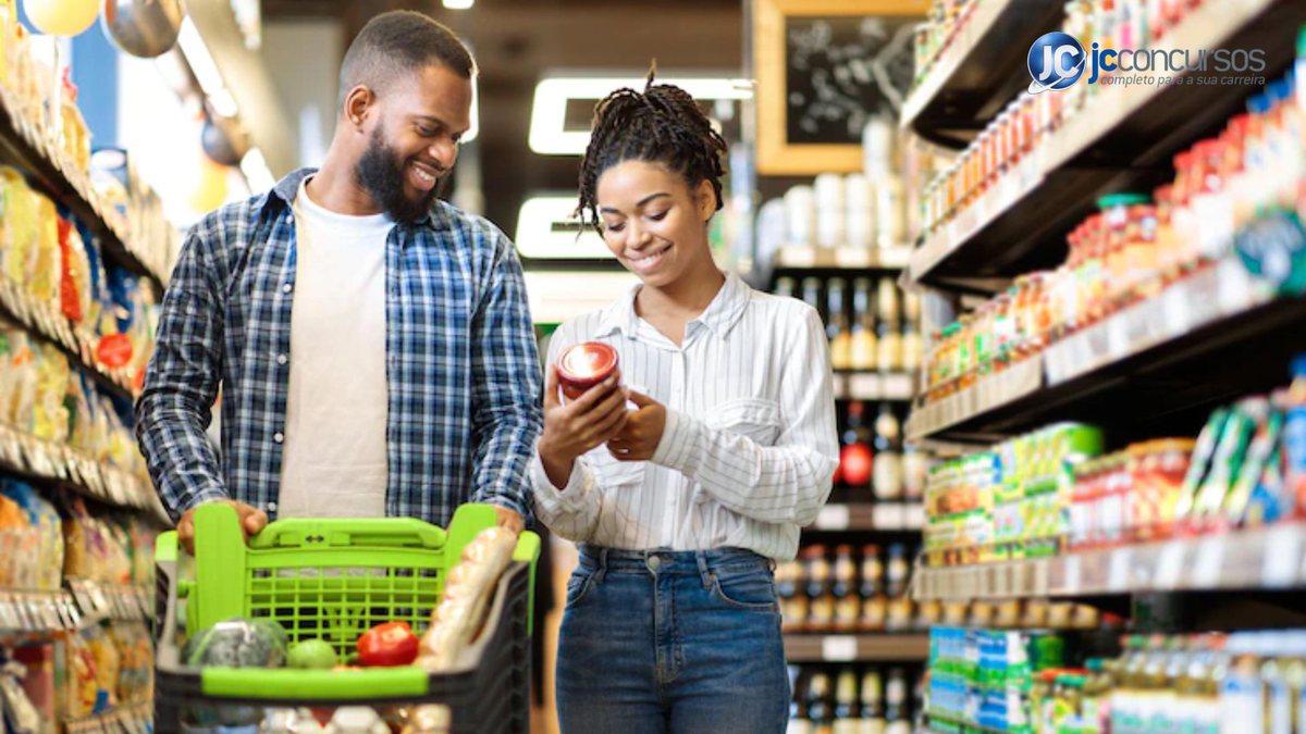 Um homem do lado de uma mulher fazer compra em um supermercado - Freepik - Alimentos em queda, projetam economistas