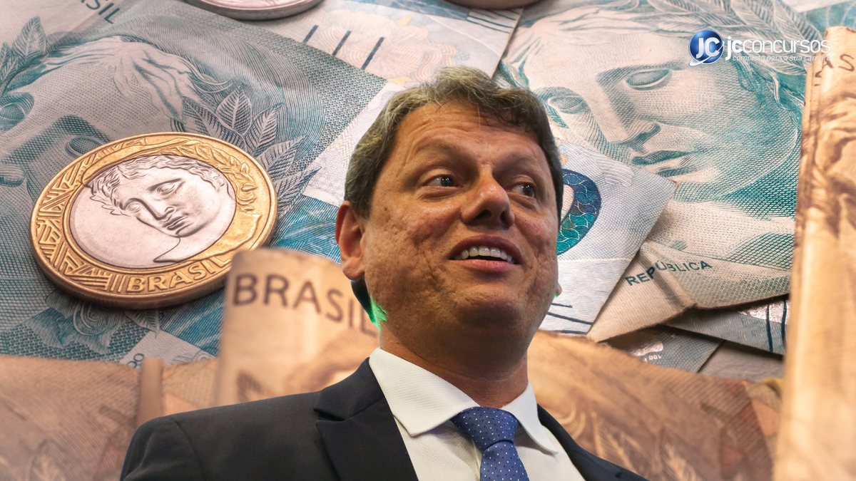 Montagem com o governador Tarcísio de Freitas e notas e moedas de reais ao fundo