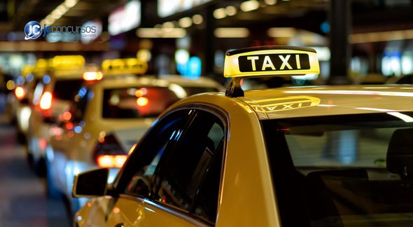 Uma fila de taxi - Canva - Taxistas terão direito a crédito no valor de até R$ 80 mil