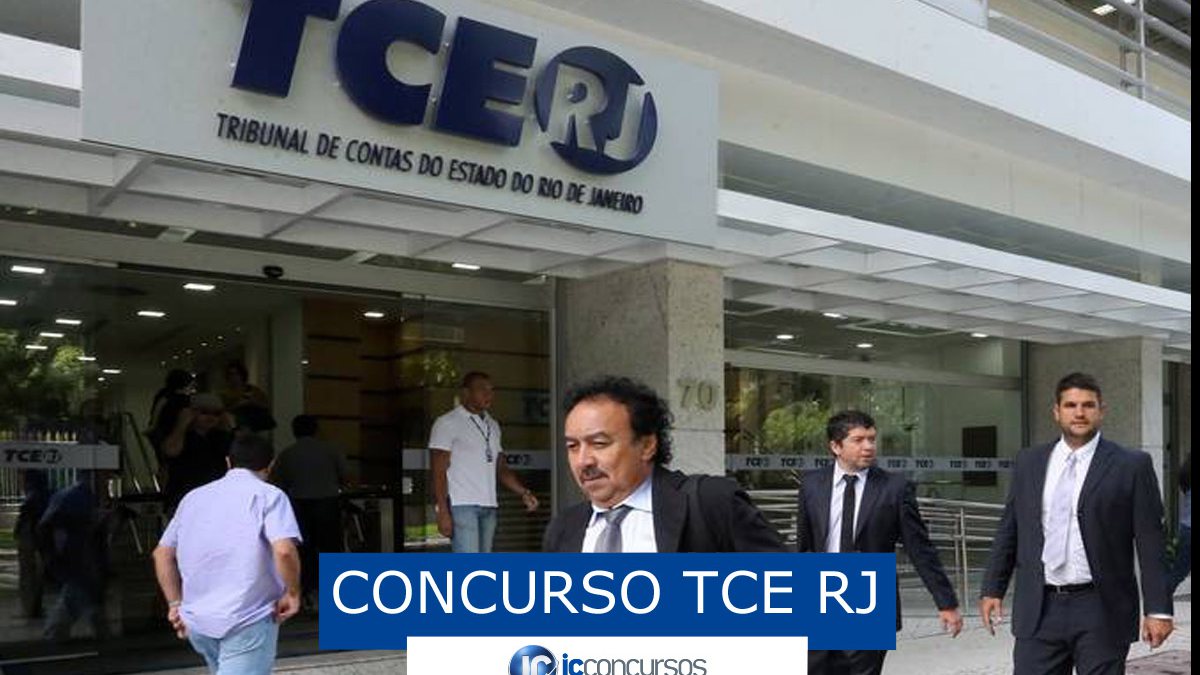 Concurso TCE RJ 2019 - Pessoas caminhando na frente da sede do TCE RJ