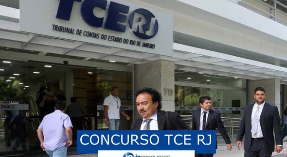 Concurso TCE RJ 2019 - Pessoas caminhando na frente da sede do TCE RJ - Guilherme Pinto/O Globo