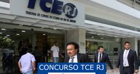 Concurso TCE RJ 2019 - Pessoas caminhando na frente da sede do TCE RJ - Guilherme Pinto/O Globo