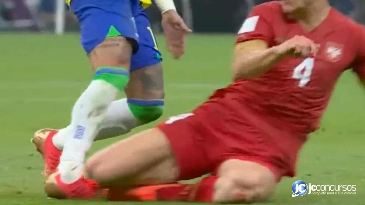 Cena do momento em que Neymar sofre torção no tornozelo