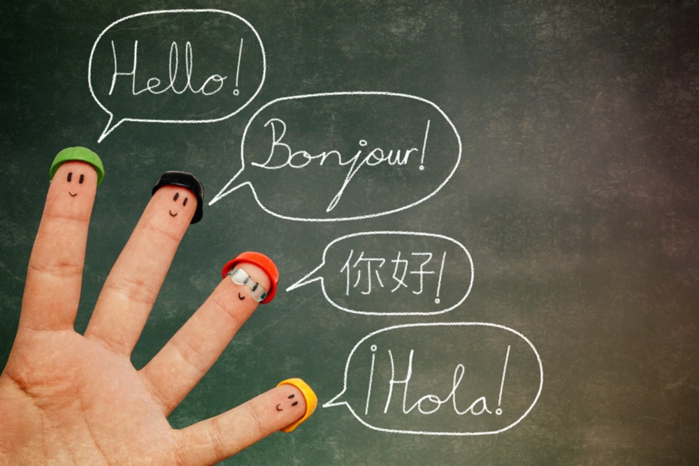Tradutor e Intérprete: mão que simboliza os idiomas traduzidos