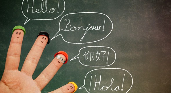 Tradutor e Intérprete: mão que simboliza os idiomas traduzidos - Divulgação