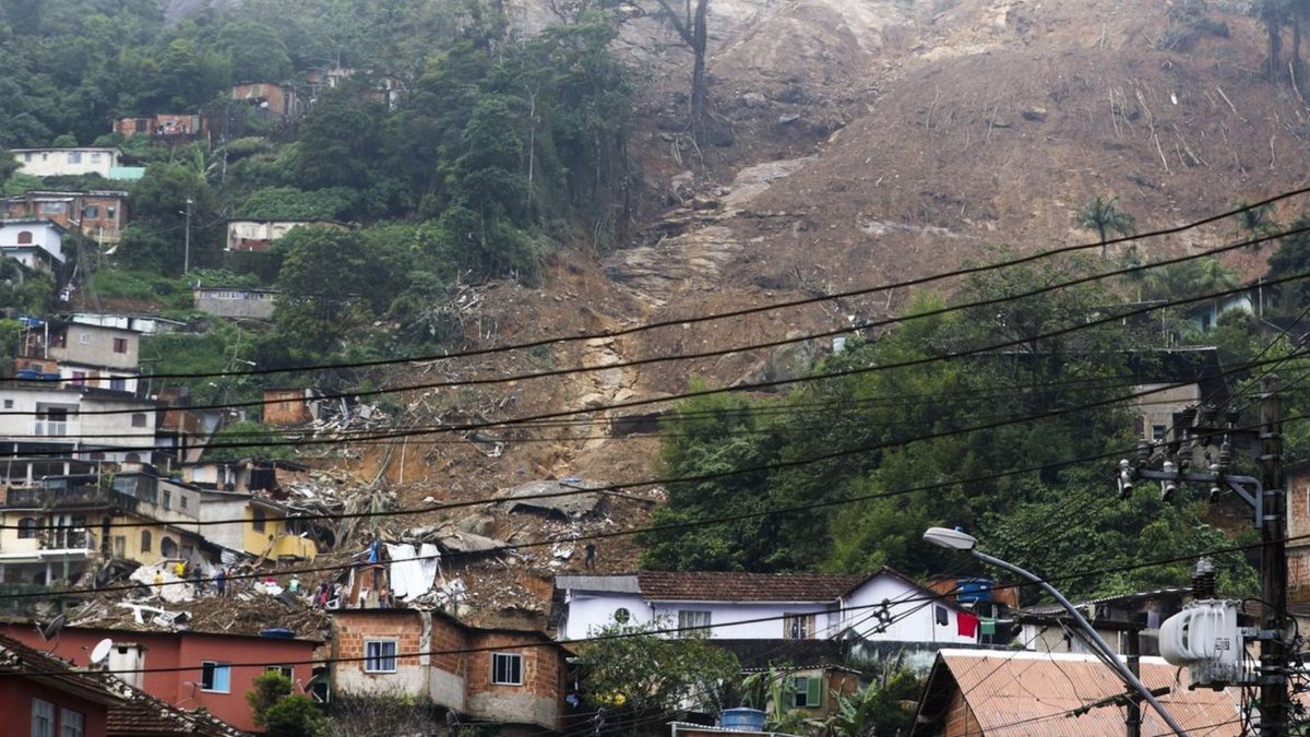 Tragédia em Petrópolis: casas destruídas após desabamento provocado por fortes chuvas