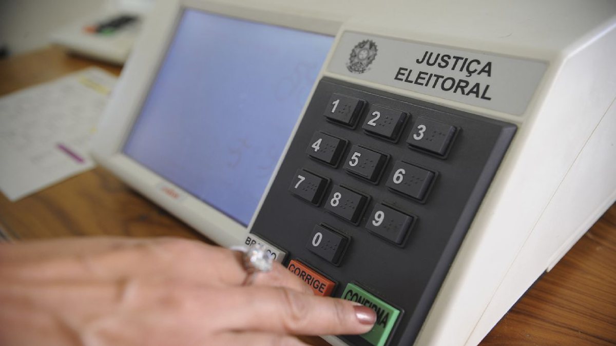 A inspeção das urnas para as Eleições 2022 está sendo realizada em uma sala subterrânea no TSE
