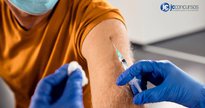Pessoa recebendo vacina no braço - Freepik