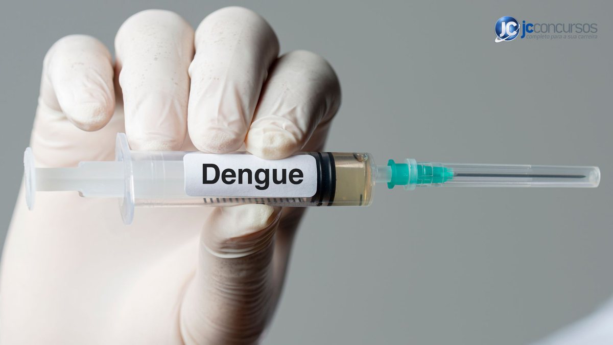 Pessoa com luva segura vacina da dengue