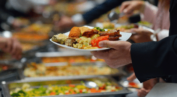 Mudança no vale-refeição: Trabalhador almoça em restaurante - Divulgação