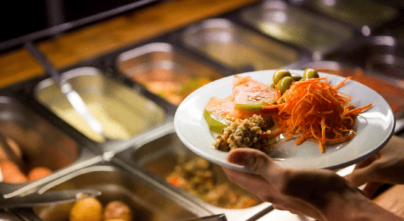 Vender vale-refeição é crime: trabalhador almoça em restaurante - Divulgação