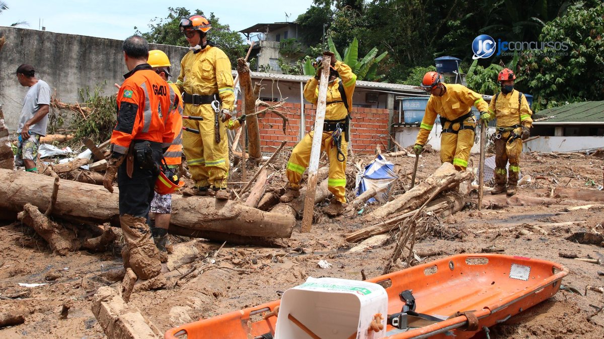 Casas destruídas em deslizamentos após tempestades no litoral norte de São Paulo