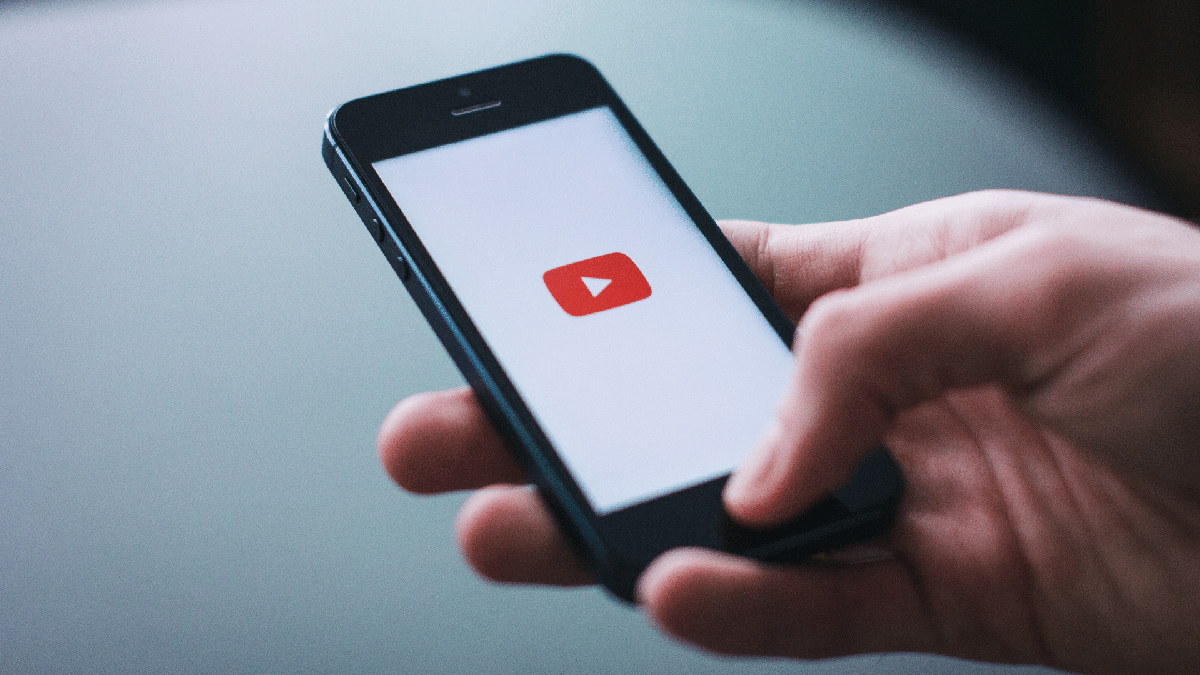 Ganhar dinheiro online: homem acessa o YouTube