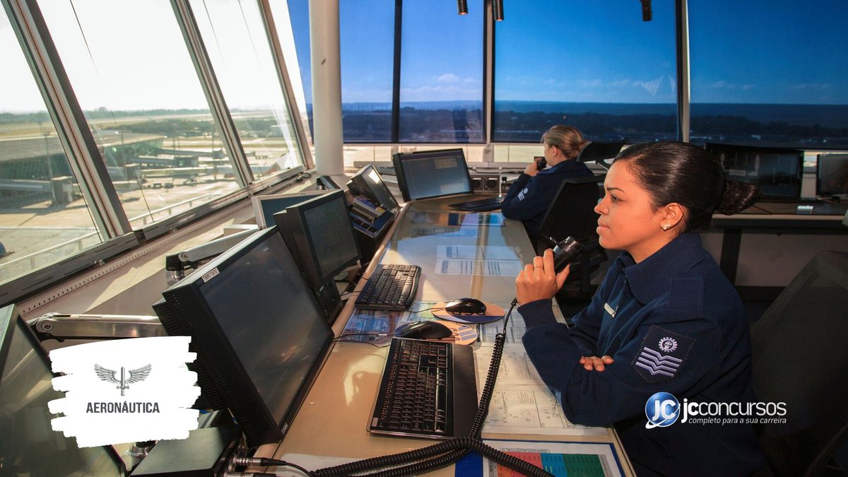militares trabalham em torre de controle de tráfego aéreo